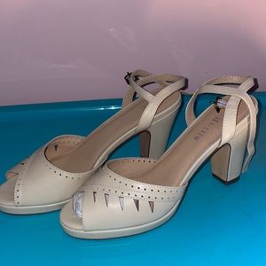 Chelsea Crew Sz. 39 / US 8.5 Retro Pinup Beige Heels